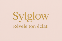 belle-style-d-criture-en-haut-sylglow-en-dessous-de-sylglow-et-bien-cadr-crit-r-v-le-ton-clat-m-me-taille-de-police-pour-les-deux-et-pas-de-phrase-en-majuscule. écrire le s de sylglow en majuscule. toutes les lettres en doré sur fond légèrement rose poudré